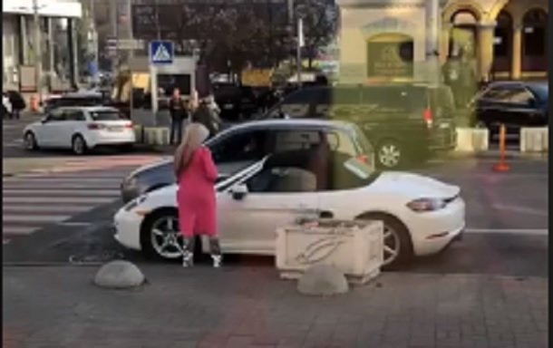 Une blonde attaque une Porsche avec une hache