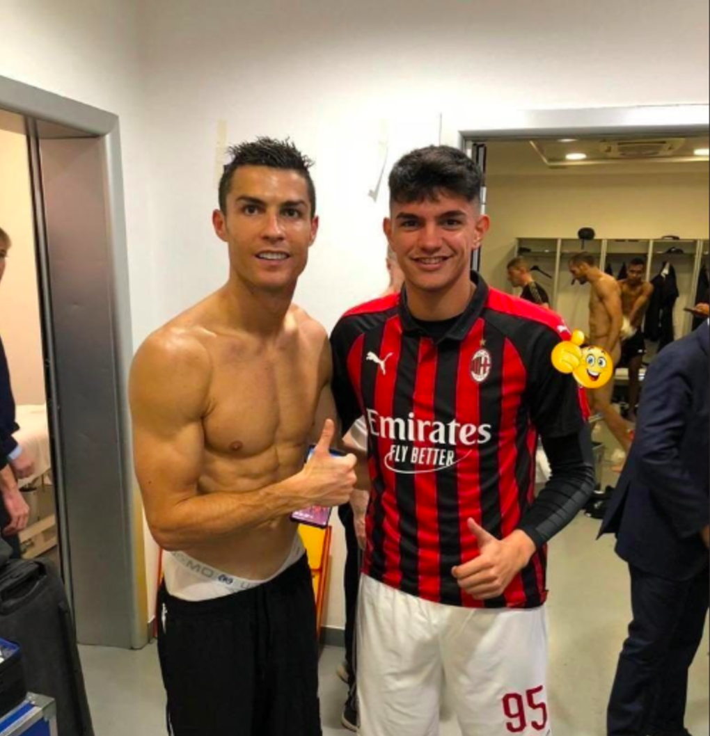 Une photo de Cristiano Ronaldo avec un admirateur dans les vestiaires fait le buzz !