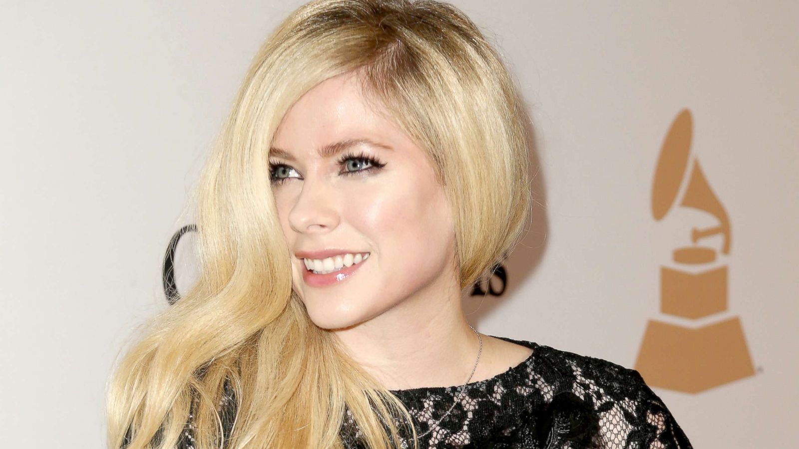 Avril Lavigne entièrement nue sur la pochette de son nouvel album