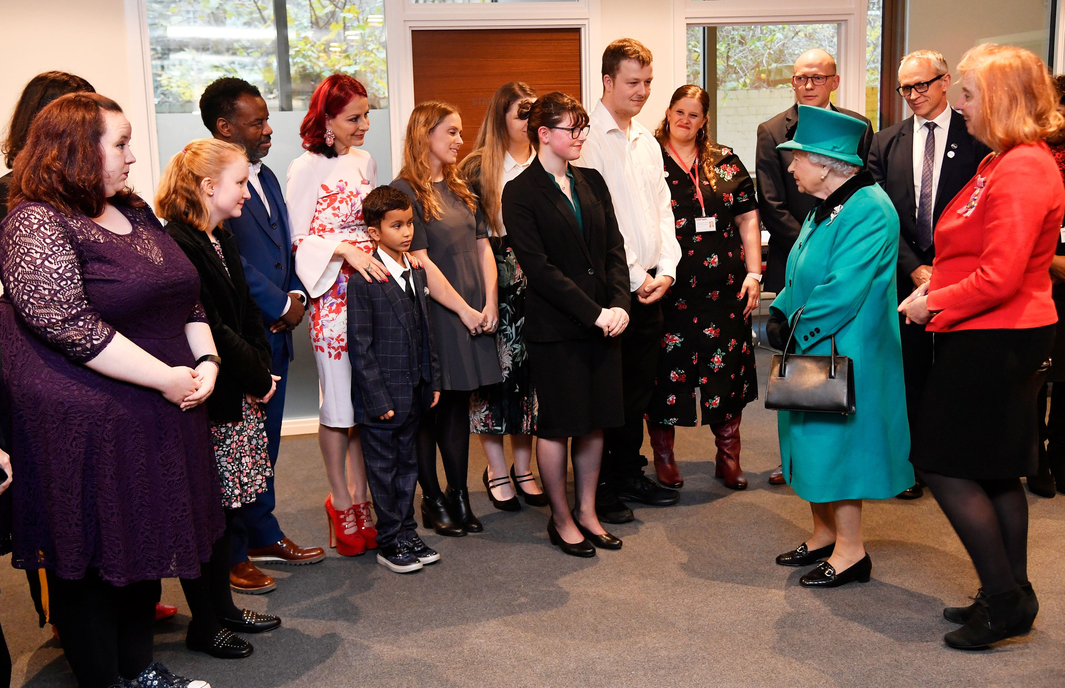 Elizabeth II : Intimidé par la Reine, un petit garçon prend la fuite... à quatre pattes !