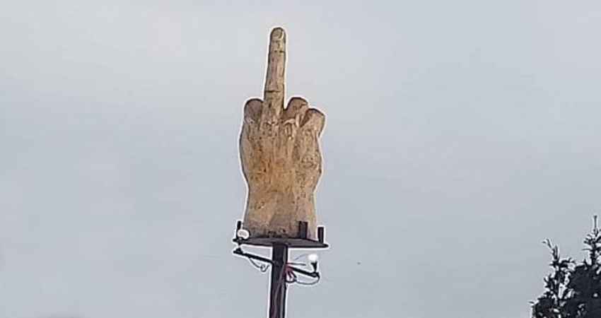 Etats-Unis : Un habitant dépense 4.000 dollars pour une statue géante formant un doigt d'honneur