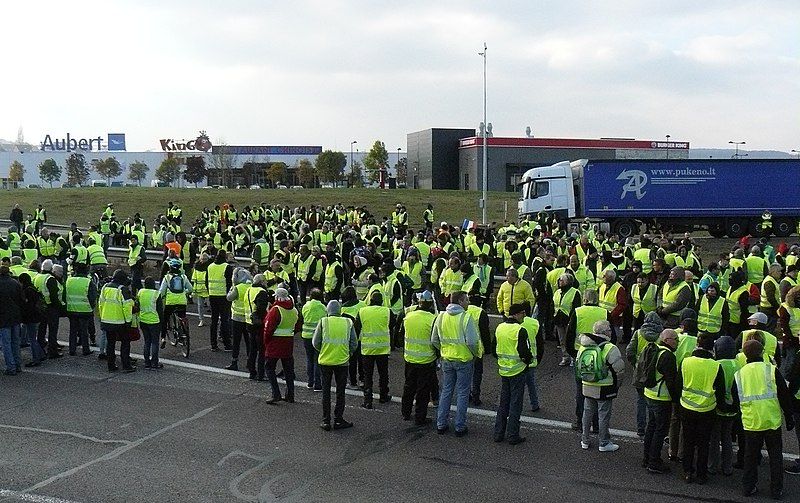 Gilets Jaunes : Une Youtubeuse se fait passer pour une journaliste de BFM et s’attire les foudres de la chaîne