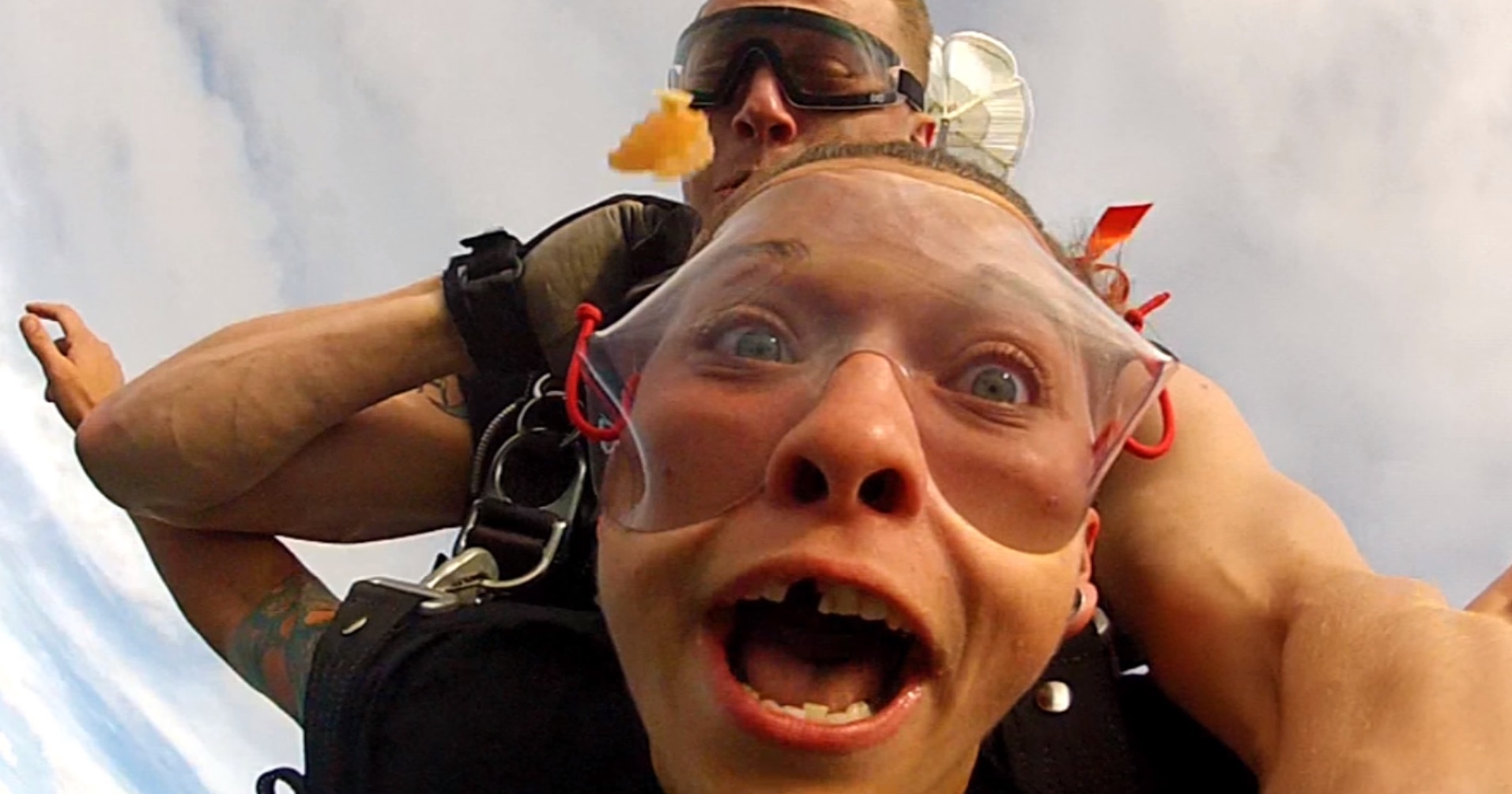 Hilarant ! Cette femme perd son dentier pendant un saut en parachute