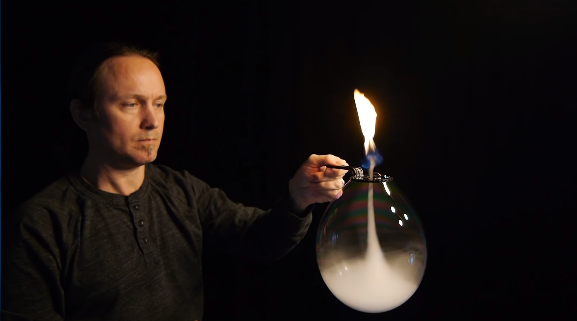 Impressionnant ! Un artiste fait une tornade de feu avec une bulle de savon