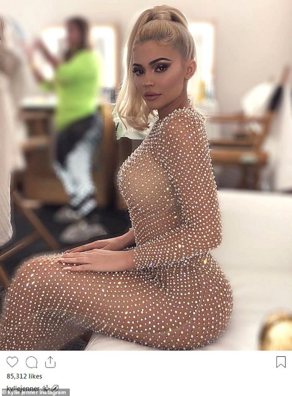Kylie Jenner s'affiche dans une robe transparente sur Instagram