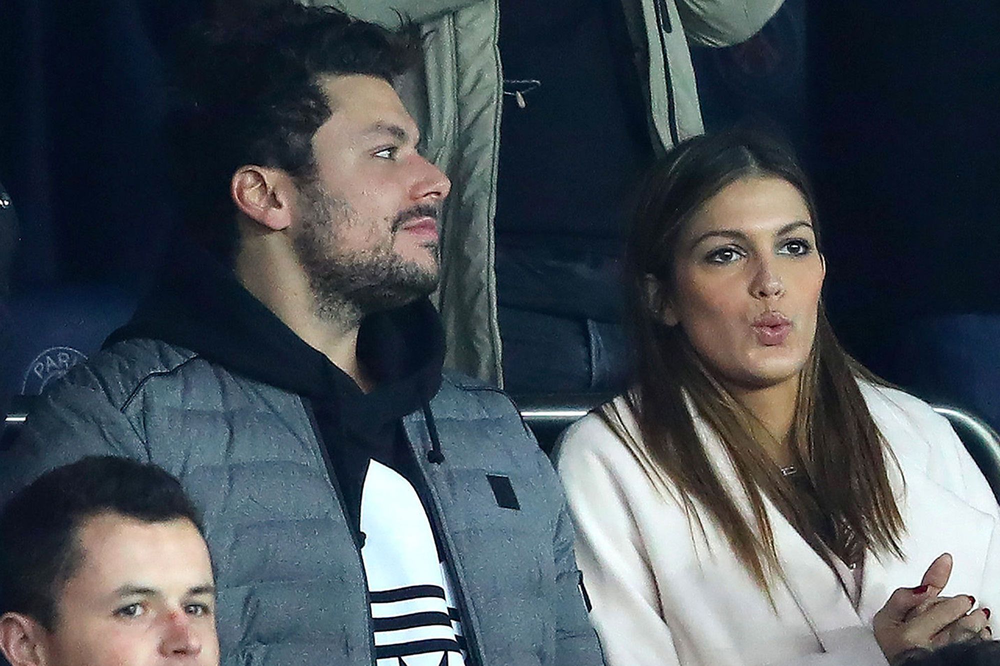 Iris Mittenaere : Kev Adams lui lance un défi, les internautes s'emballent...