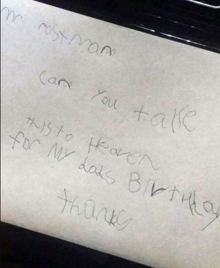 Un petit garçon écrit à son papa au paradis, il reçoit une émouvante réponse