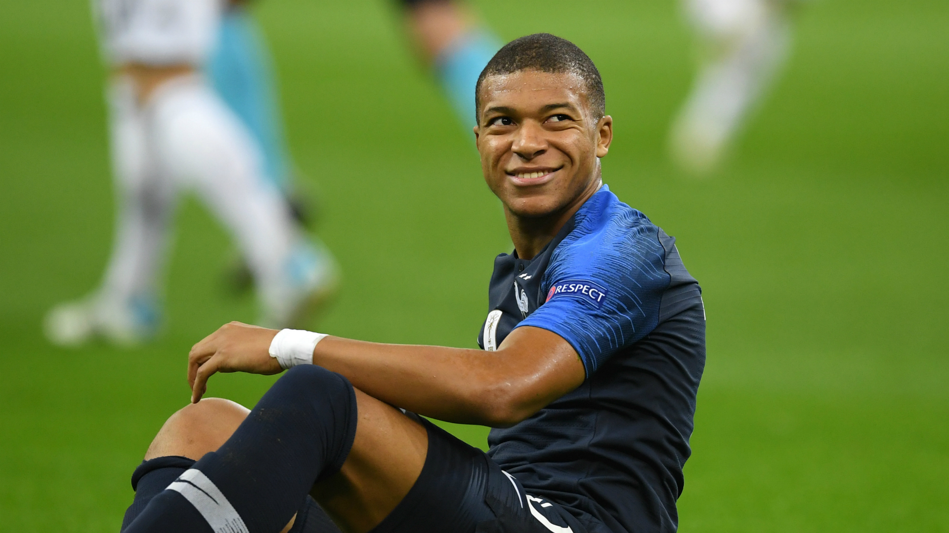 Kylian Mbappé transformé : Son nouveau look surprend ses fans