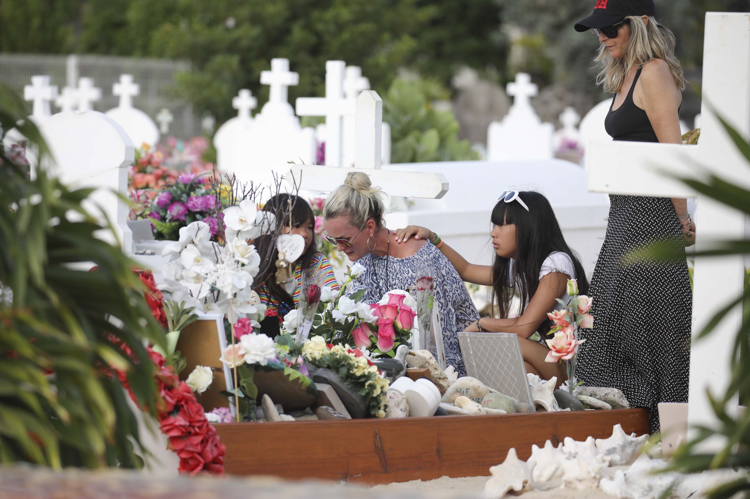 Laeticia Hallyday sur la tombe de Johnny : Cette image qui émeut la toile