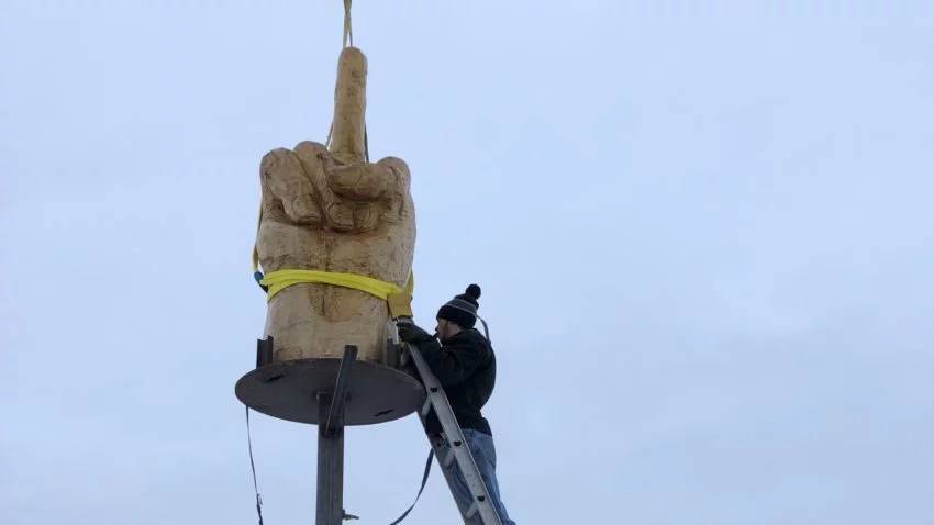 Etats-Unis : Un habitant dépense 4.000 dollars pour une statue géante formant un doigt d'honneur