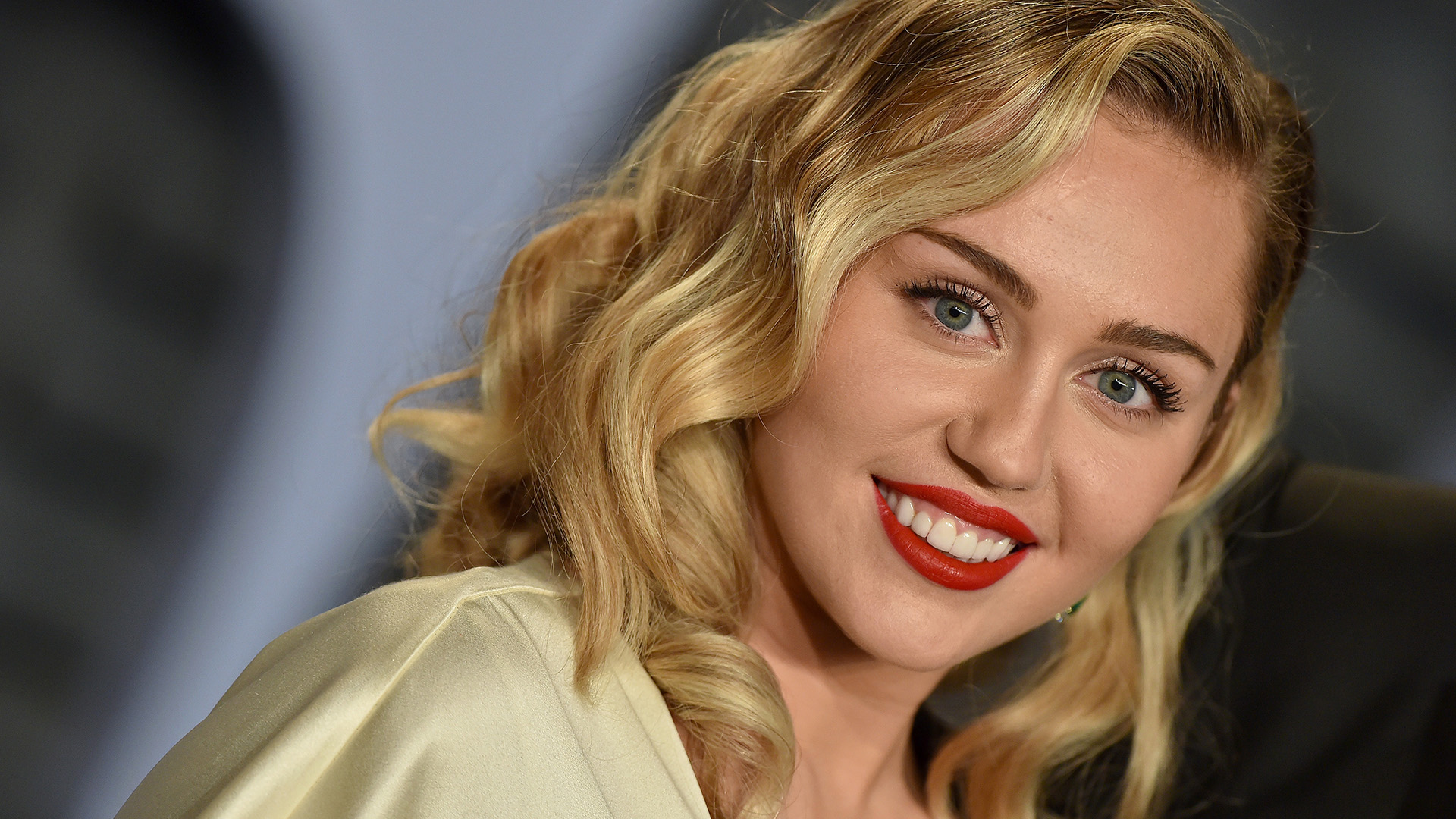 Miley Cyrus pose topless pour la promotion de son nouveau hit