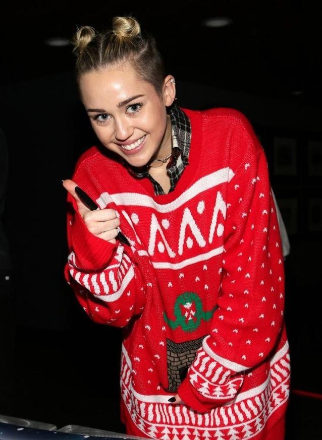 Justin Bieber, Miley Cyrus, Katy Perry... Quand les stars succombent à la mode des pulls de Noël !