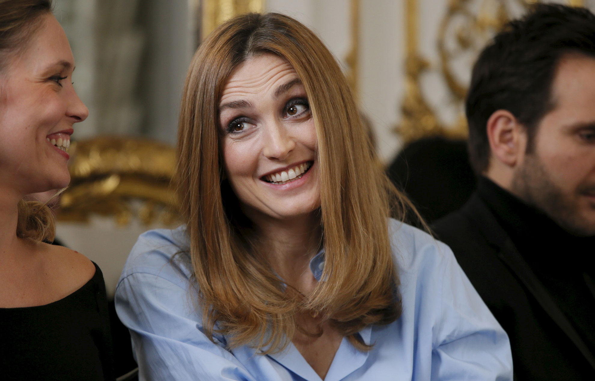 Pourquoi Julie Gayet est-elle longtemps restée silencieuse sur sa relation avec François Hollande ?