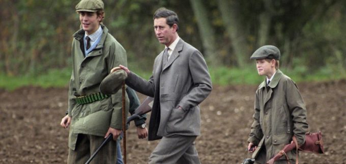  Le prince Harry et son père le prince Charles participent à la battue dans le domaine de Sandringham, en 1995. (Sandringham, 25 novembre 1995.)