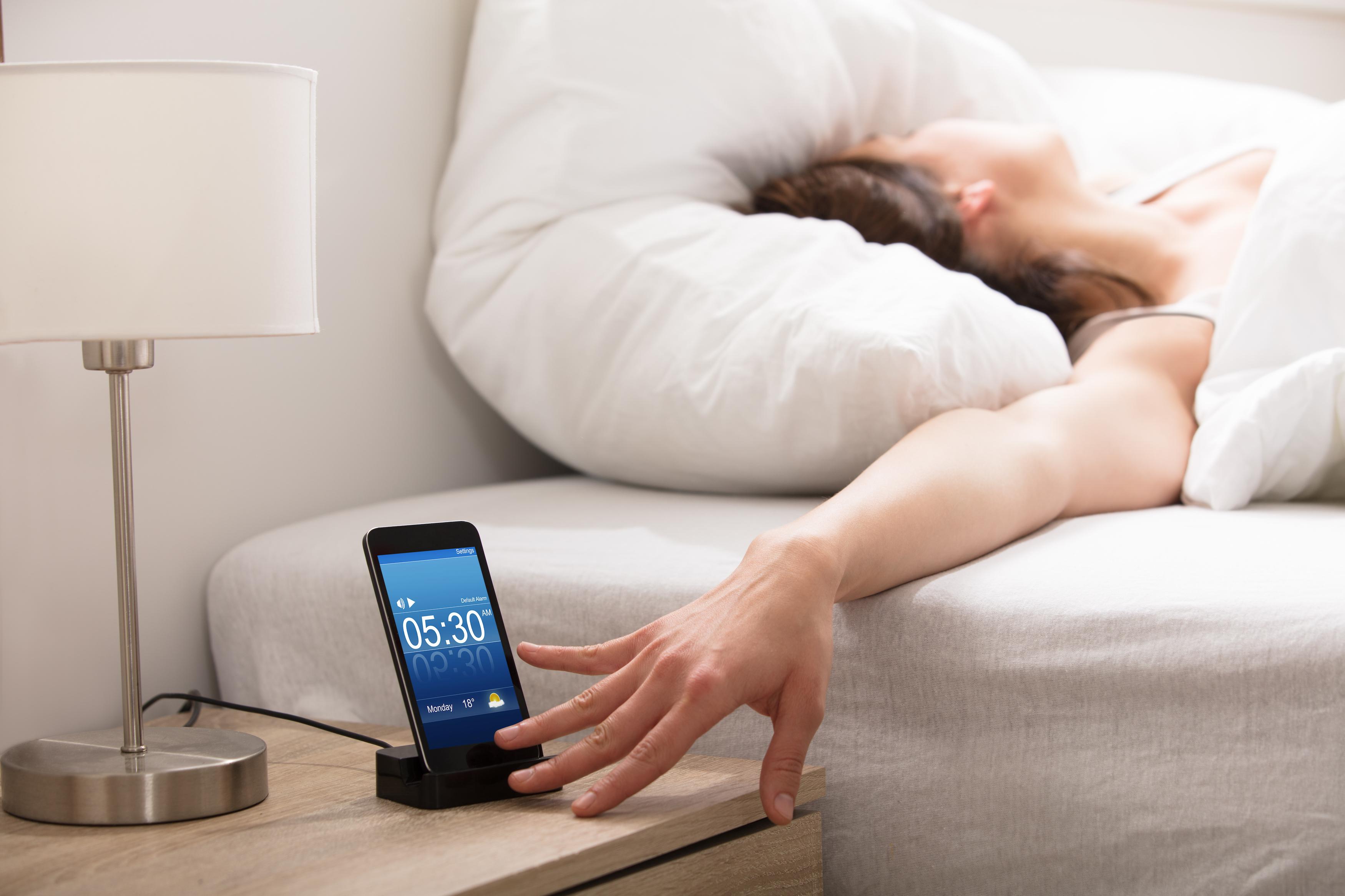 Sans le savoir, vous utilisez peut-être votre smartphone en dormant