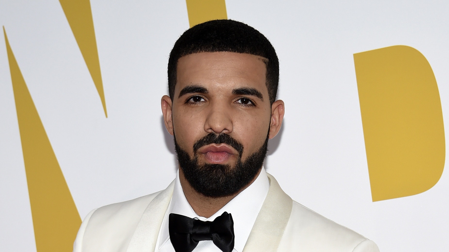 Torse nu, Drake dévoile sa musculature