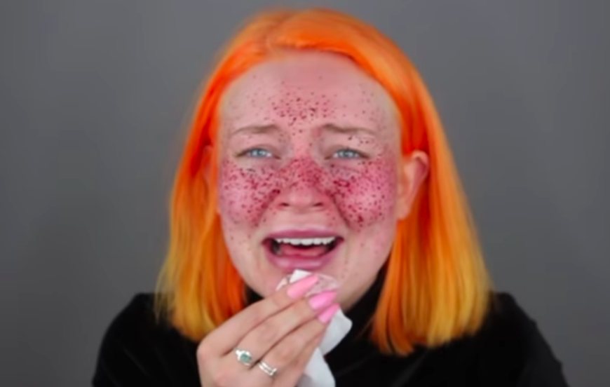 Une Youtubeuse se fait des taches de rousseur au henné : ça vire au drame