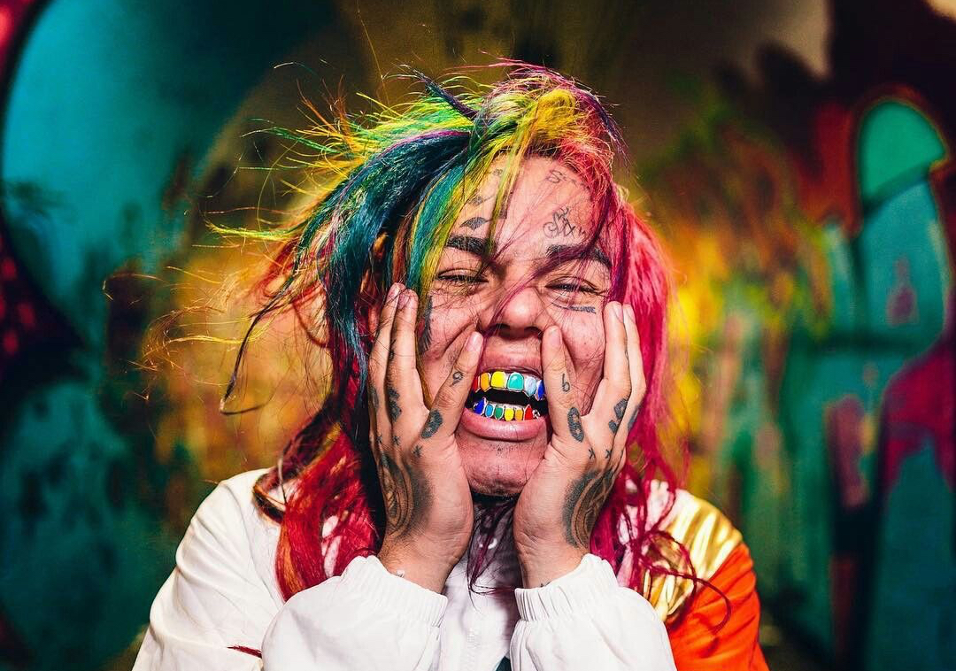 6ix9ine : sa petite amie lui rend visite en prison, il lui exprime sa gratitude à sa façon