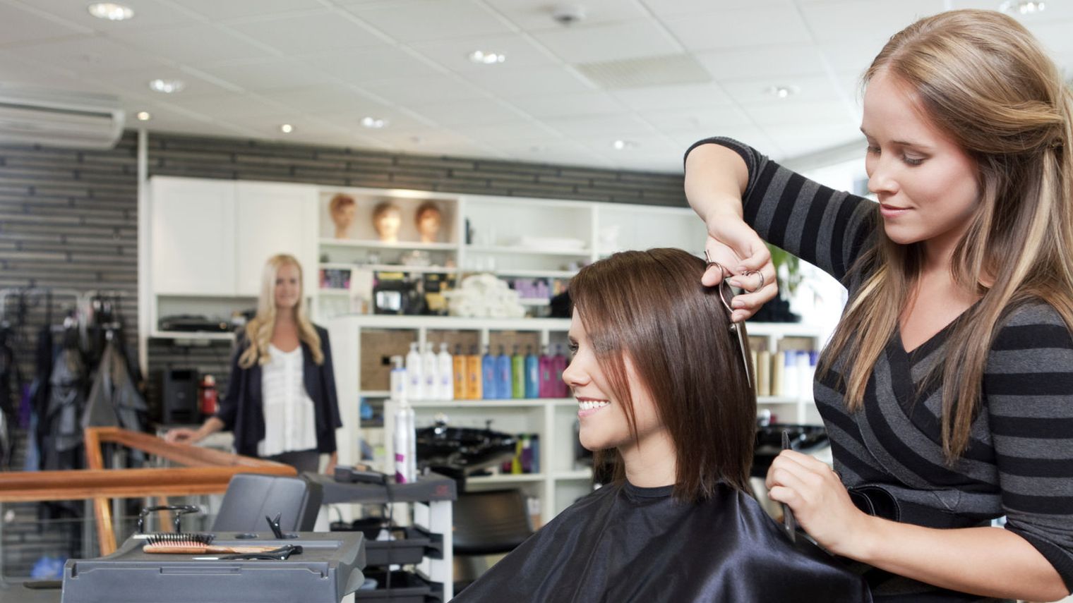 A 80 ans, une Brésilienne saute le pas et... se teint les cheveux en vert !