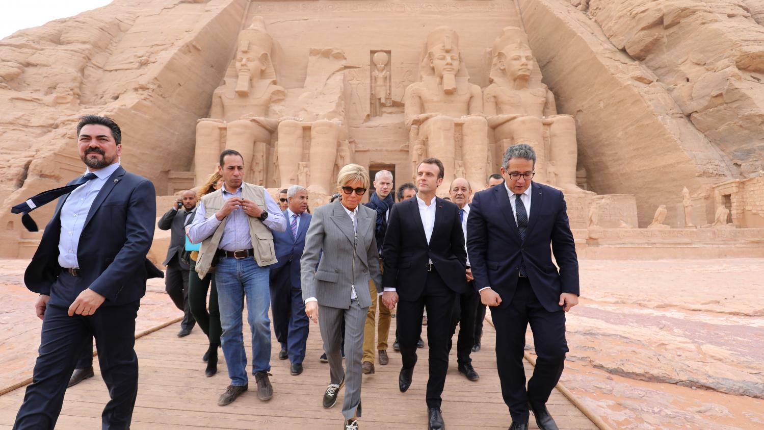 Brigitte Macron en voyage officiel en Egypte : Le prix de ses baskets devrait faire jaser...