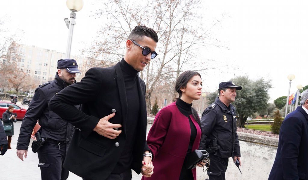 Cristiano Ronaldo et Georgina Rodriguez main dans la main à leur arrivée au tribunal