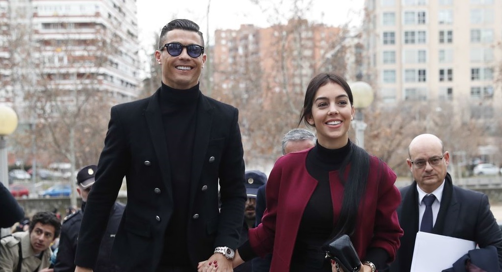 Cristiano Ronaldo et Georgina Rodriguez main dans la main à leur arrivée au tribunal