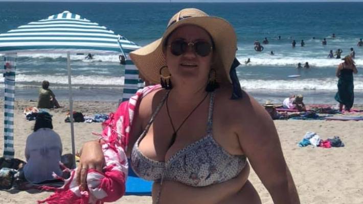 Critiquée à la plage pour ses rondeurs, elle se venge sur Facebook