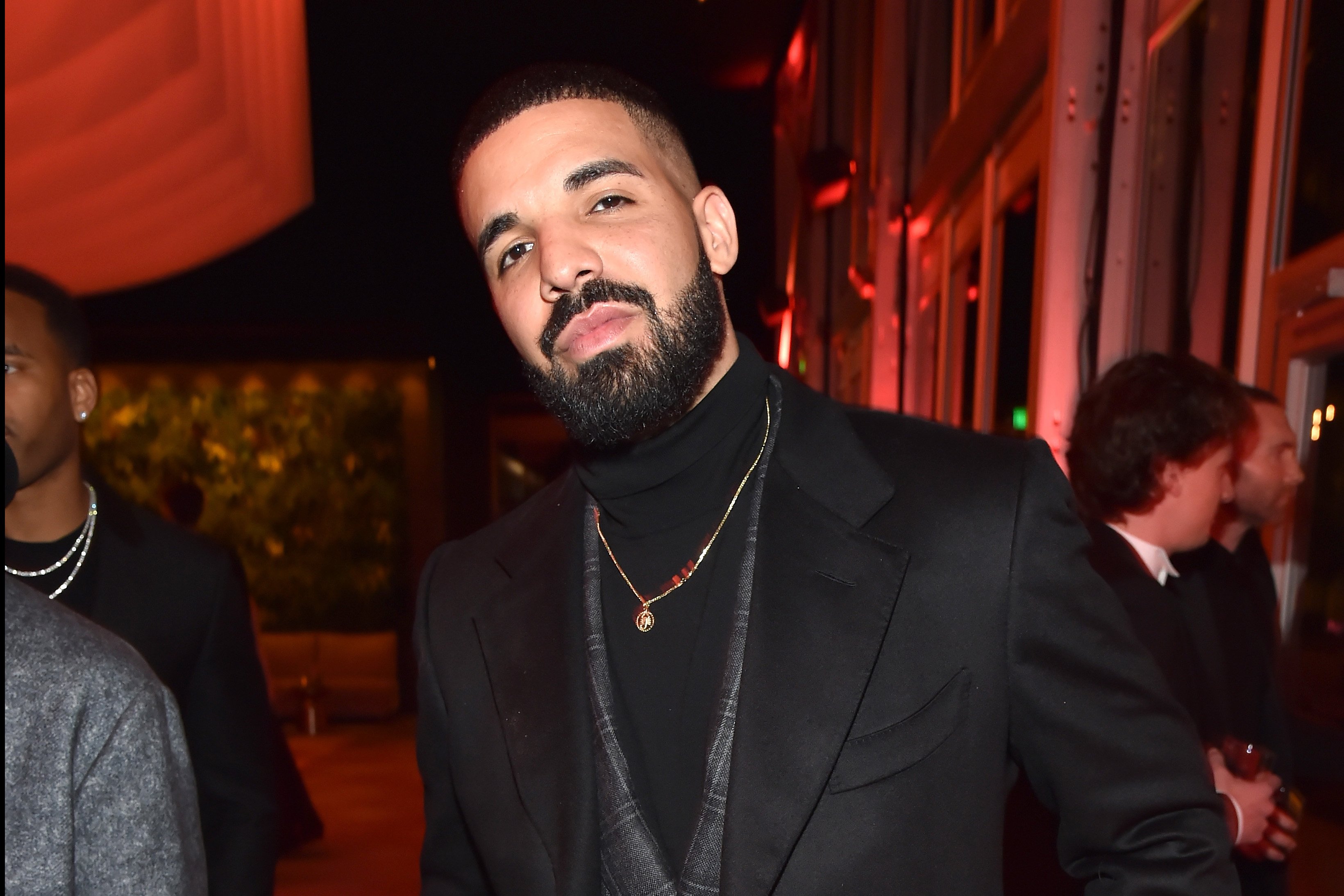 Drake, au cœur de la polémique : Une vidéo de lui embrassant une fan de 17 ans refait surface !
