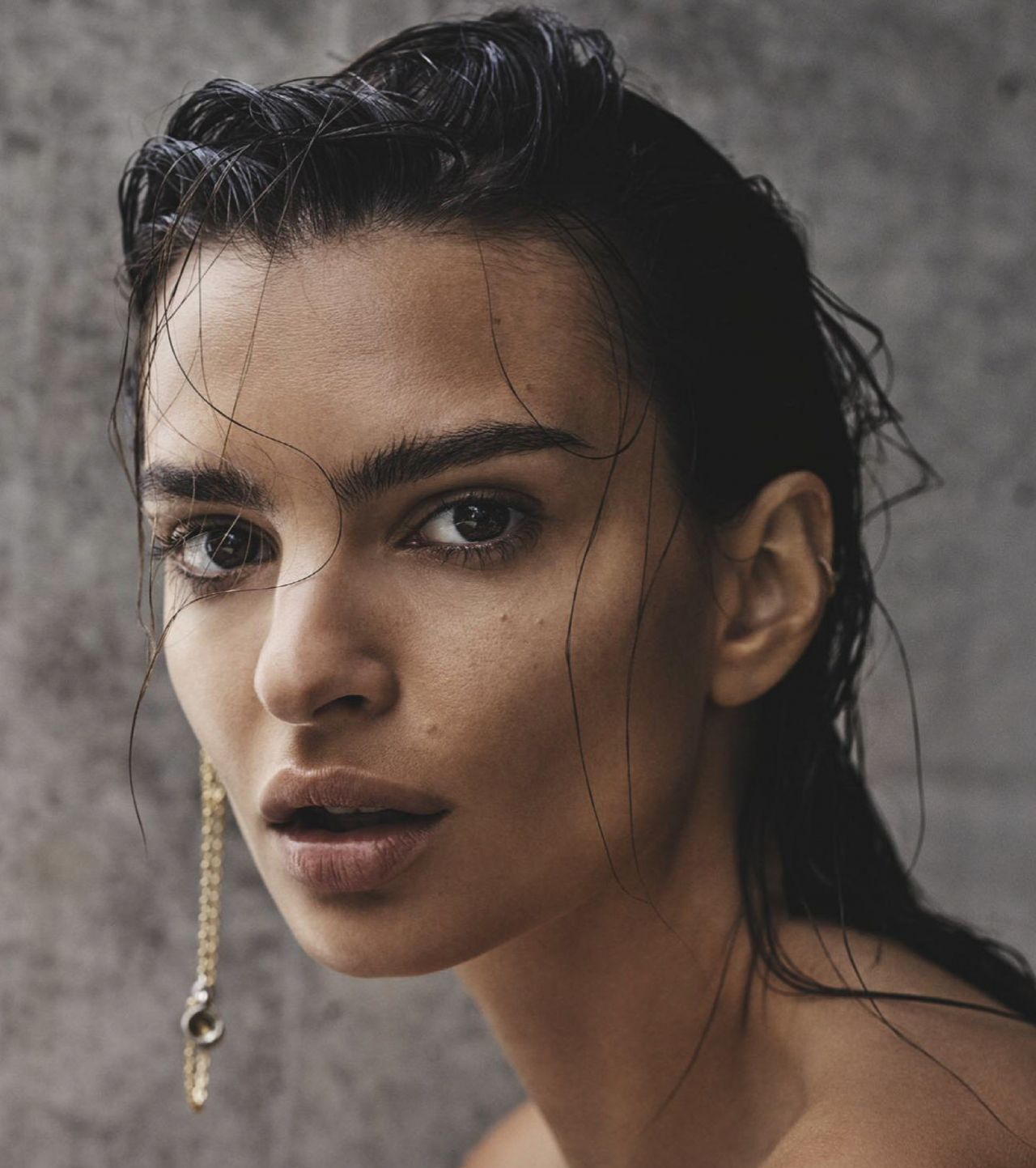 Emily Ratajkowski dévoile un sein dans un look inattendu sur Instagram