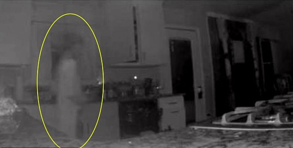 Son fils décédé apparaît tel un spectre dans sa maison : Les troublantes images dévoilées