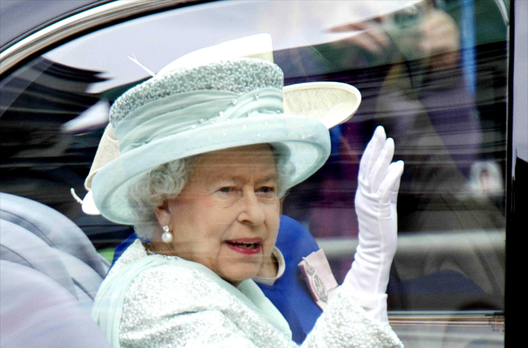 La reine Elizabeth II filmée sans ceinture de sécurité !