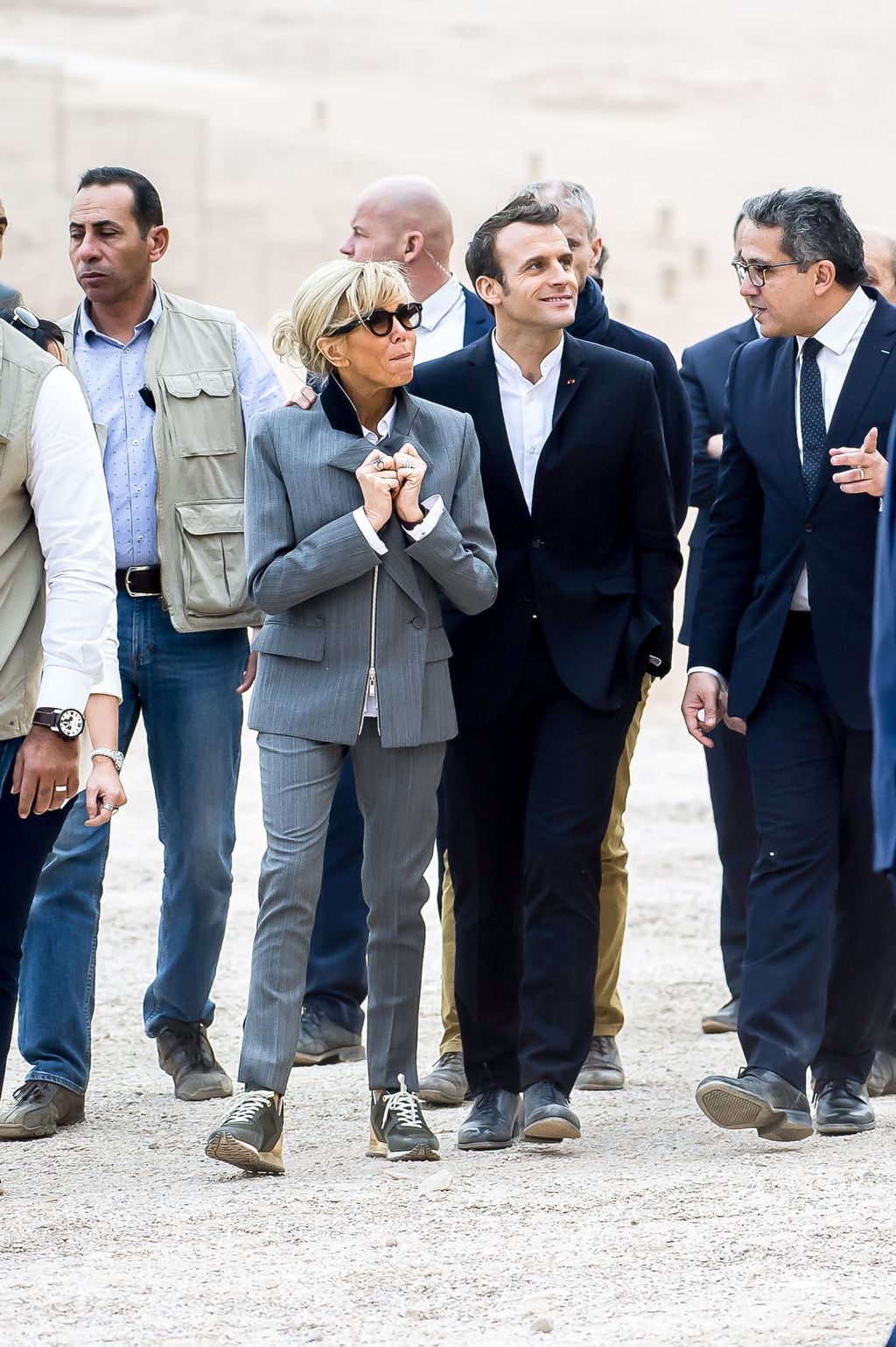 Brigitte Macron en voyage officiel en Egypte : Le prix de ses baskets devrait faire jaser...