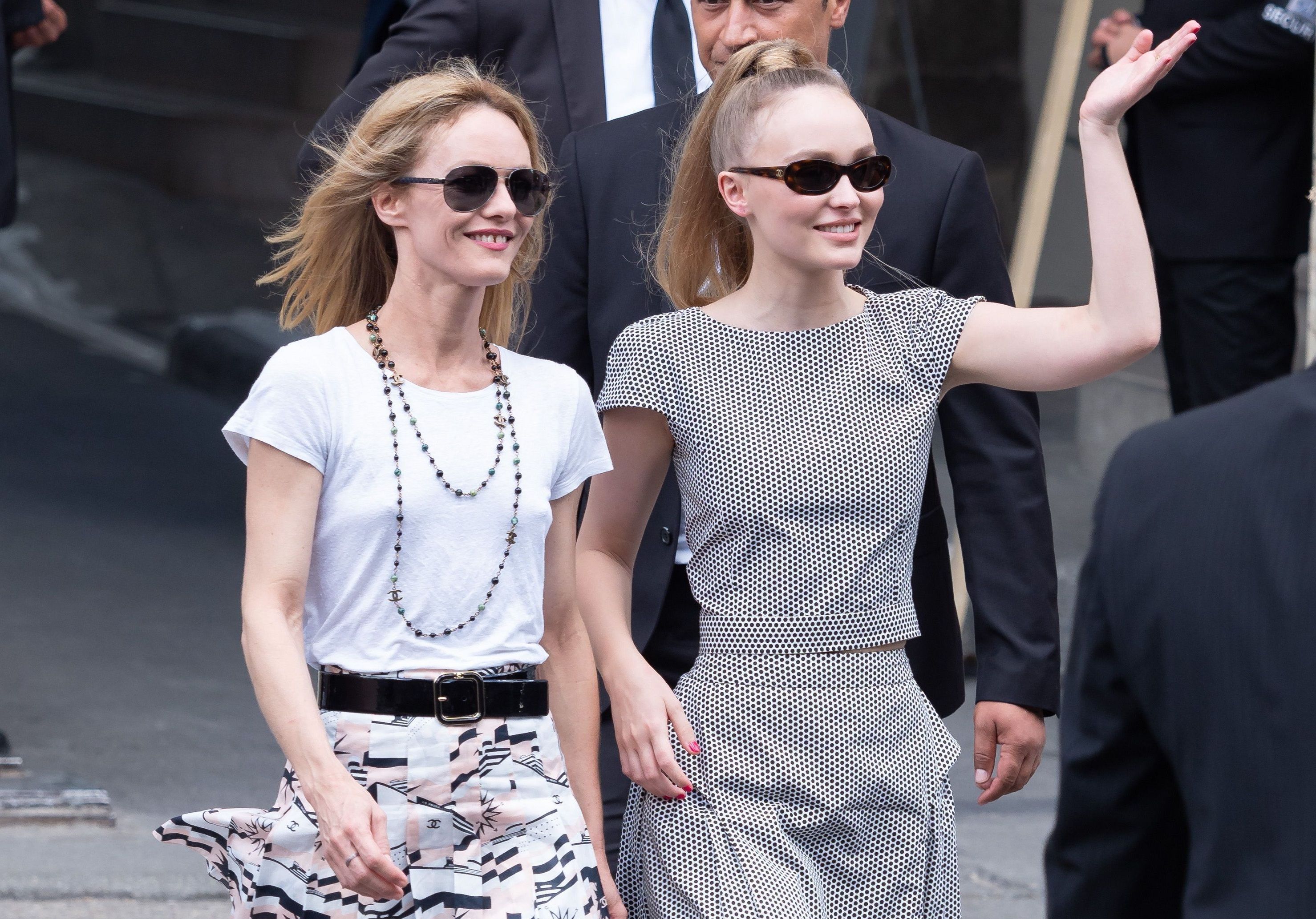 Lily-Rose Depp ou Vanessa Paradis ? La ressemblance entre mère et fille est de plus en plus frappante