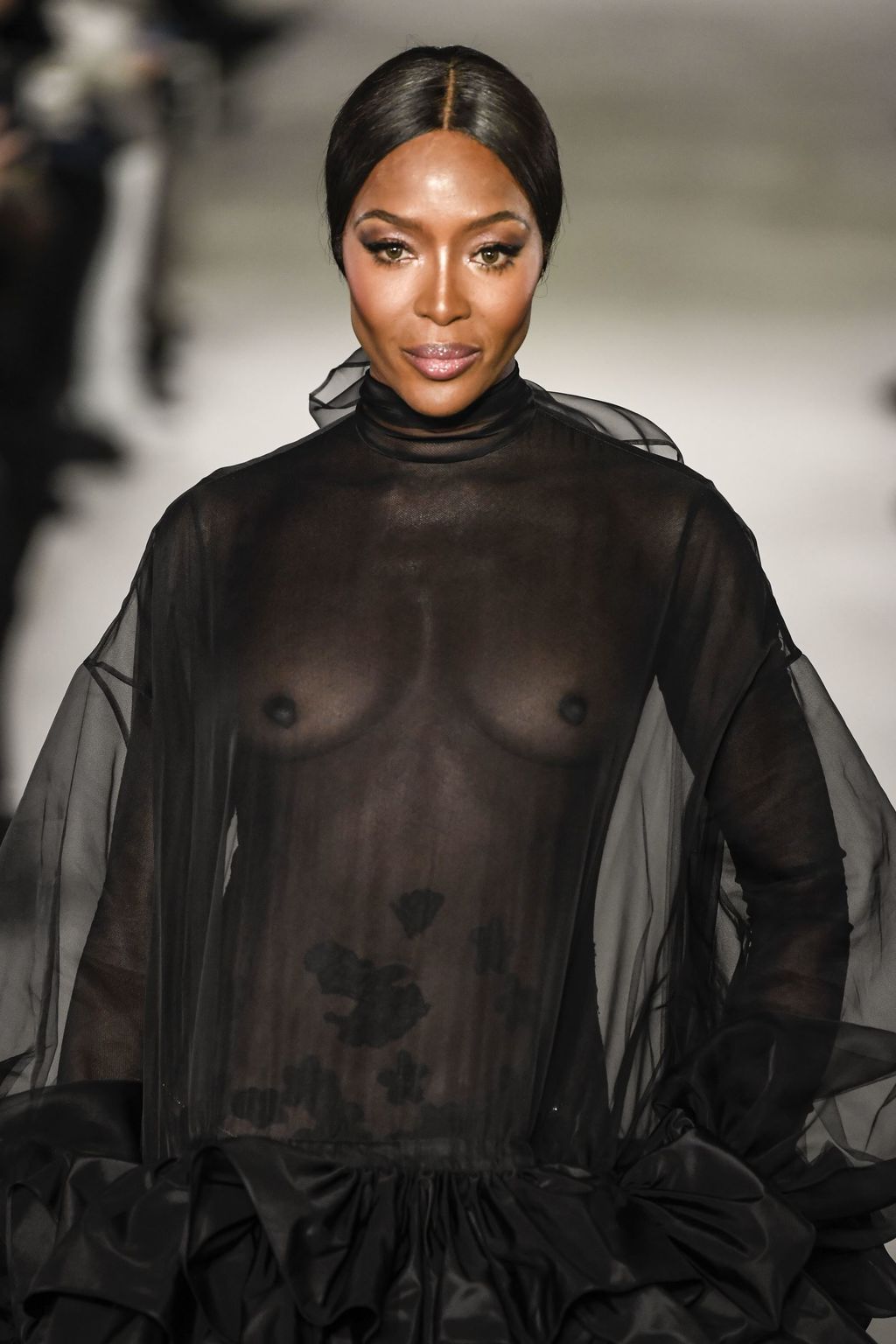 Naomi Campbell défile seins nus à la Fashion Week !