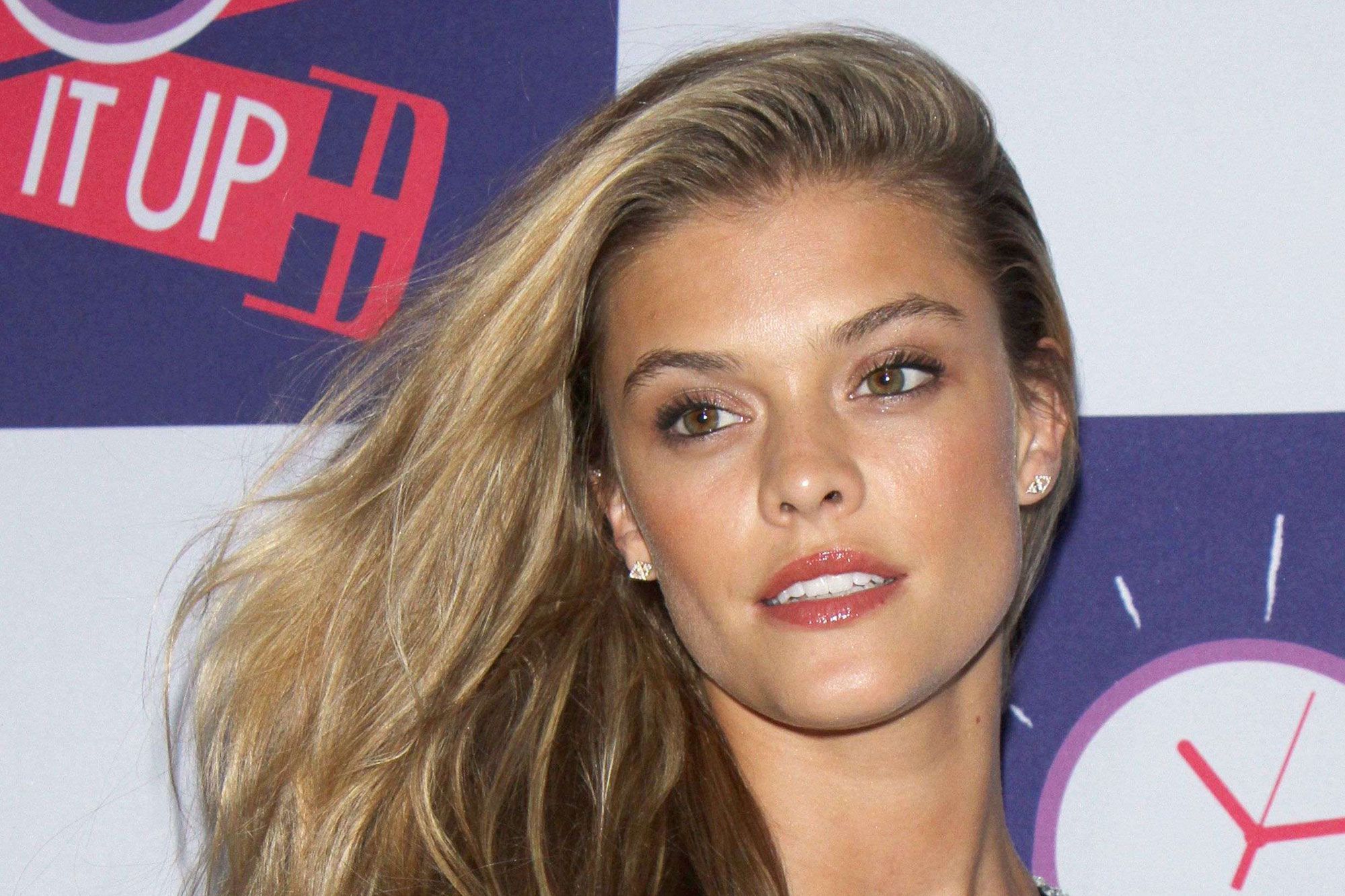 Nina Agdal se blesse au dos... en voulant prendre un cliché sexy !