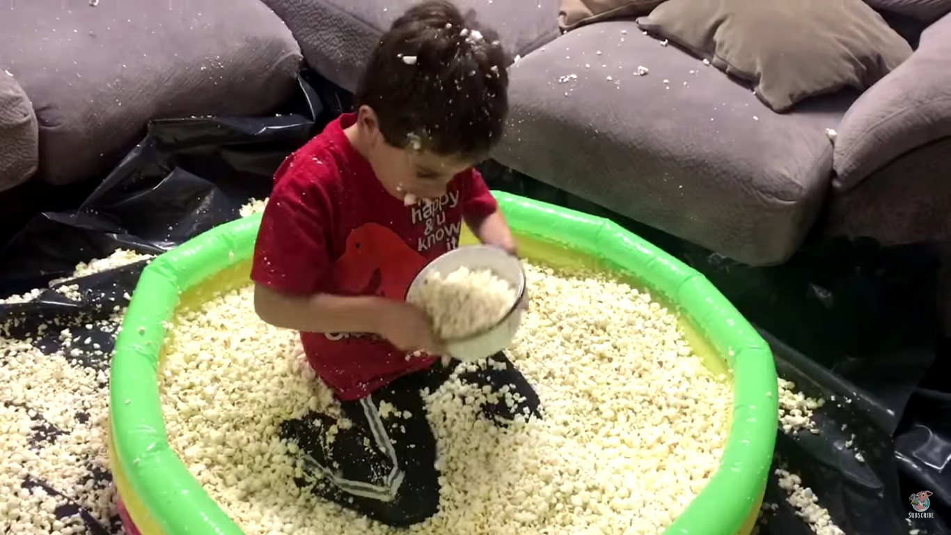 Pour son anniversaire sa mère lui offre une piscine remplie de pop-corn !