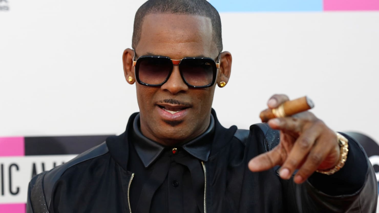 R. Kelly accusé de pédophilie : sa maison de disques le lâche !