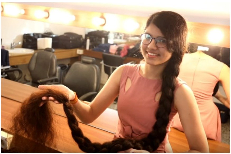 Record : Cette adolescente a les cheveux les plus longs du monde