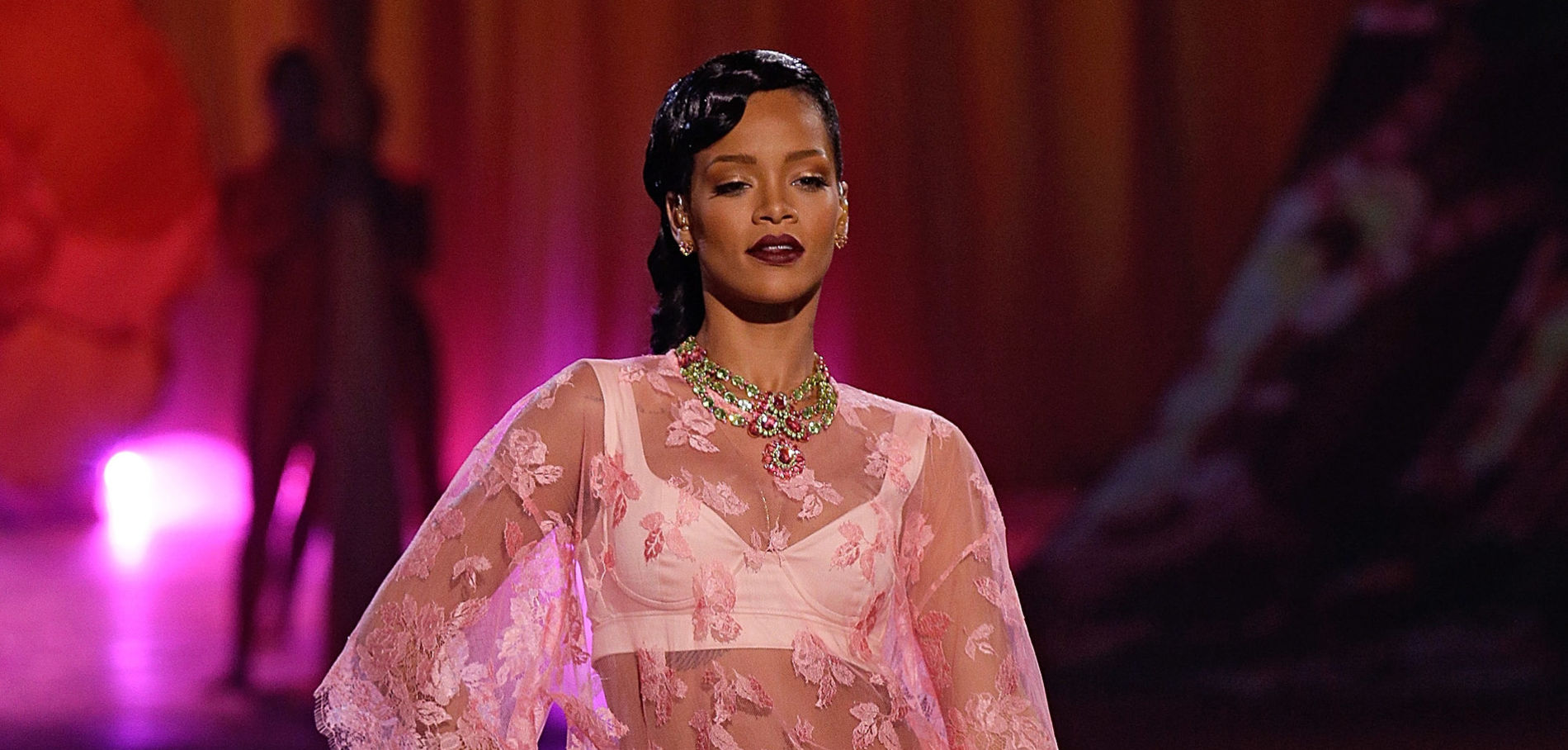 Rihanna (très) sexy : elle dévoile sa nouvelle collection de lingerie pour la St-Valentin !