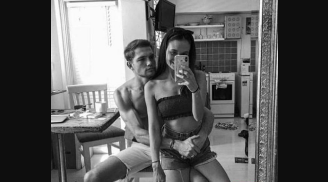 Selfie : Ce couple se fait lyncher sur Twitter à cause d’un détail sur la photo