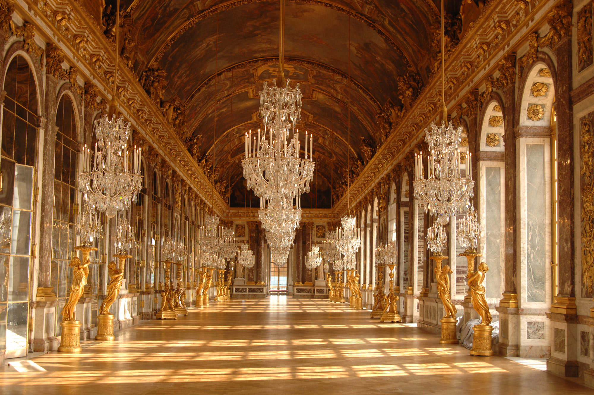 Versailles : L'entrée du château lui est refusée à cause de sa tenue