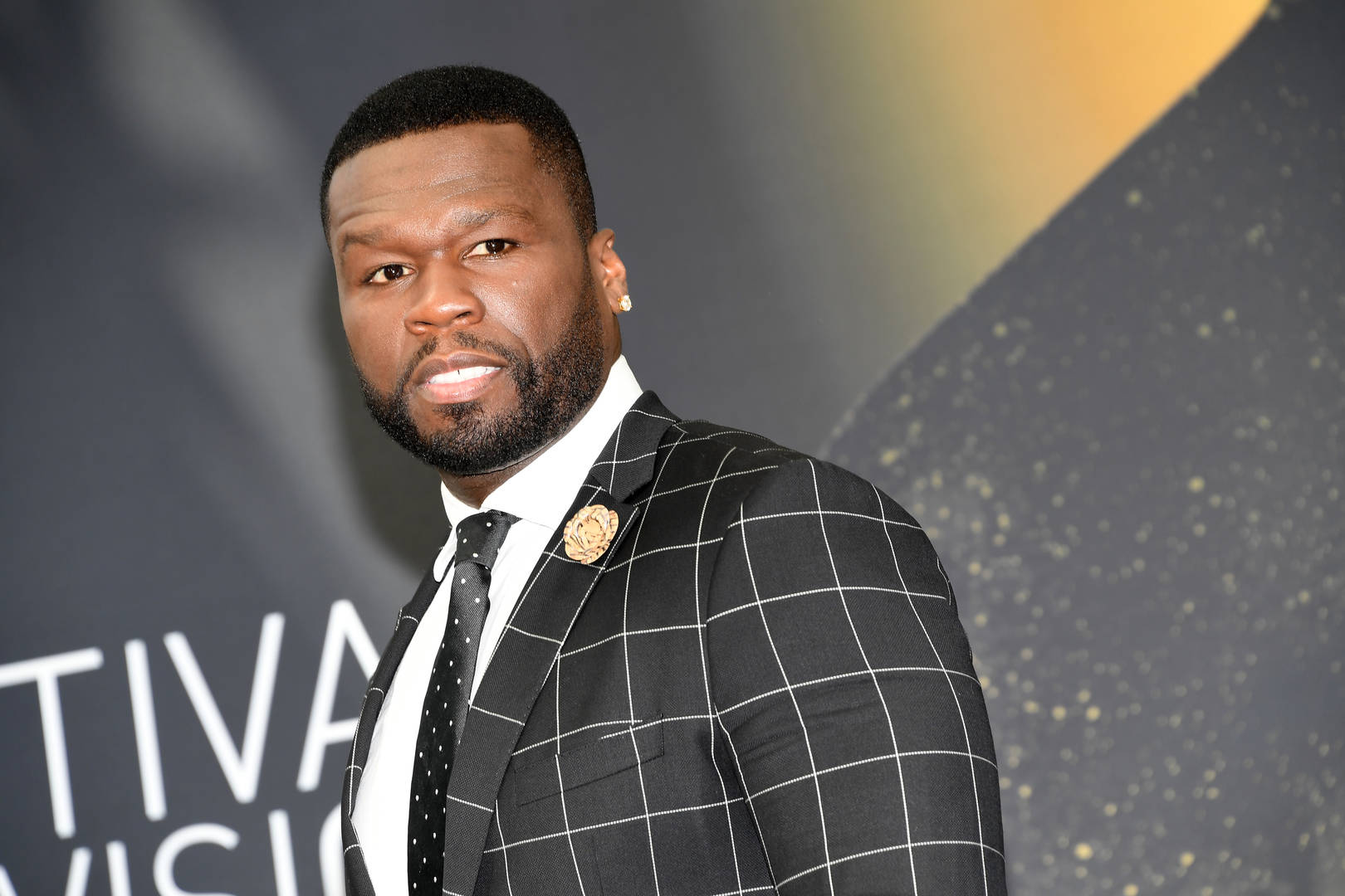 50 Cent sur scène : le rappeur lance son micro dans la foule et envoie une spectatrice à l'hopital