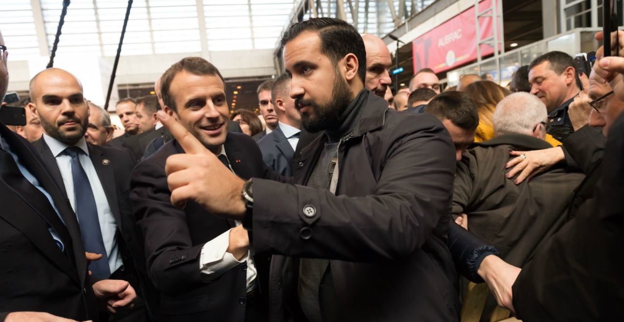 Alexandre Benalla : à 15 ans il jouait au garde du corps de deux célèbres acteurs français !