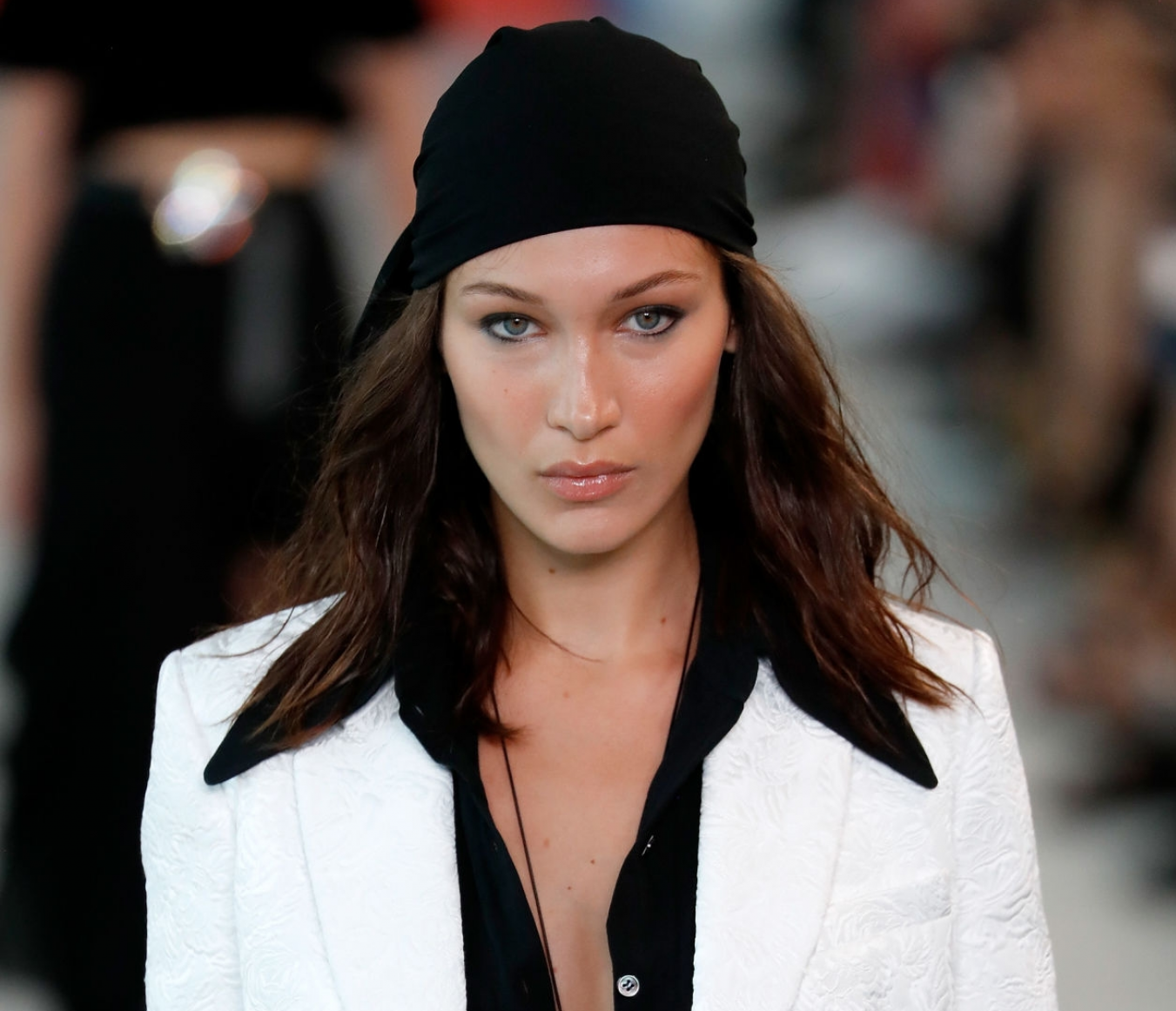 Bella Hadid prend la pose sexy pour une marque de streetwear