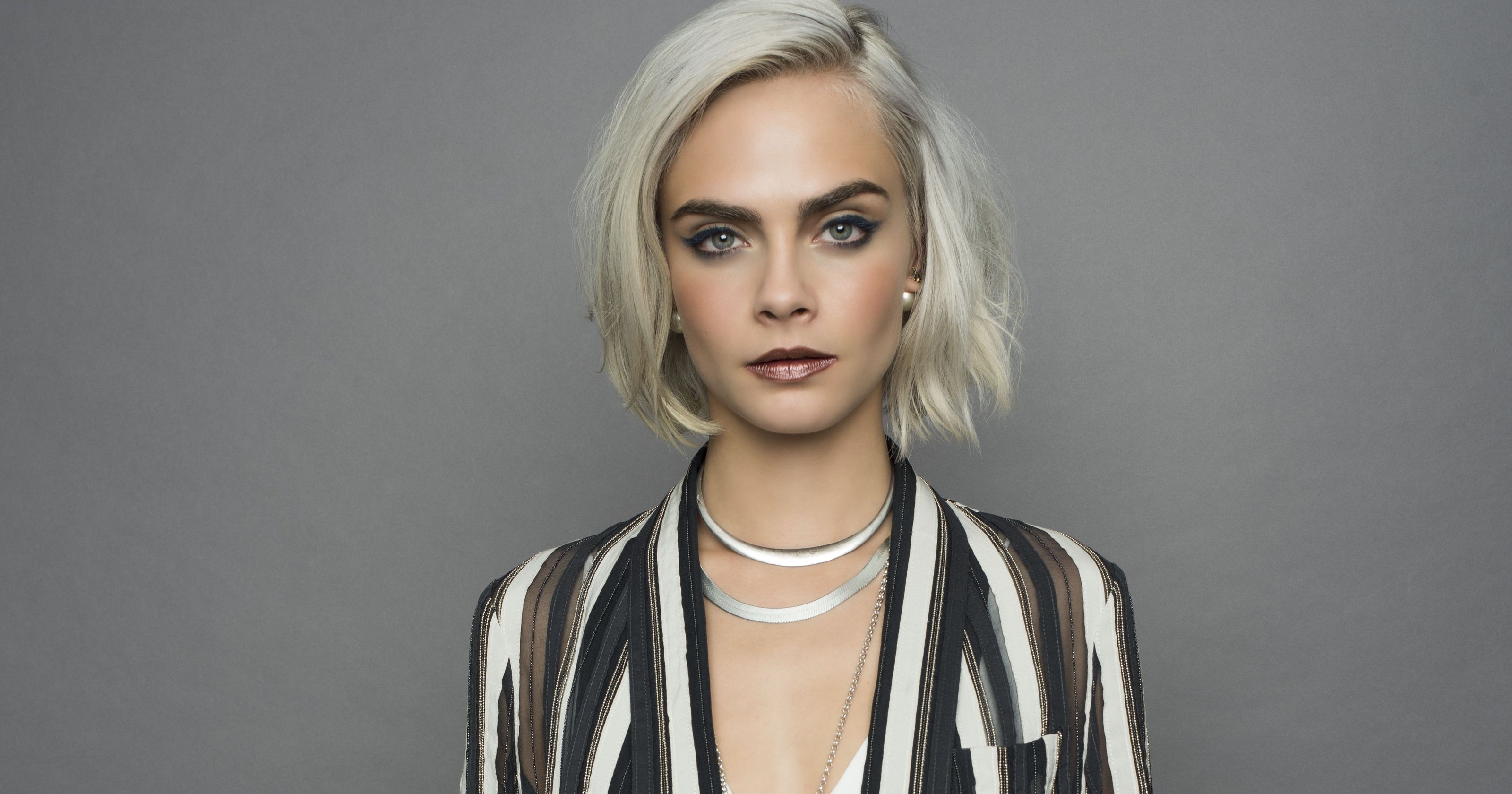 Cara Delevingne prend la pose totalement nue pour Balmain