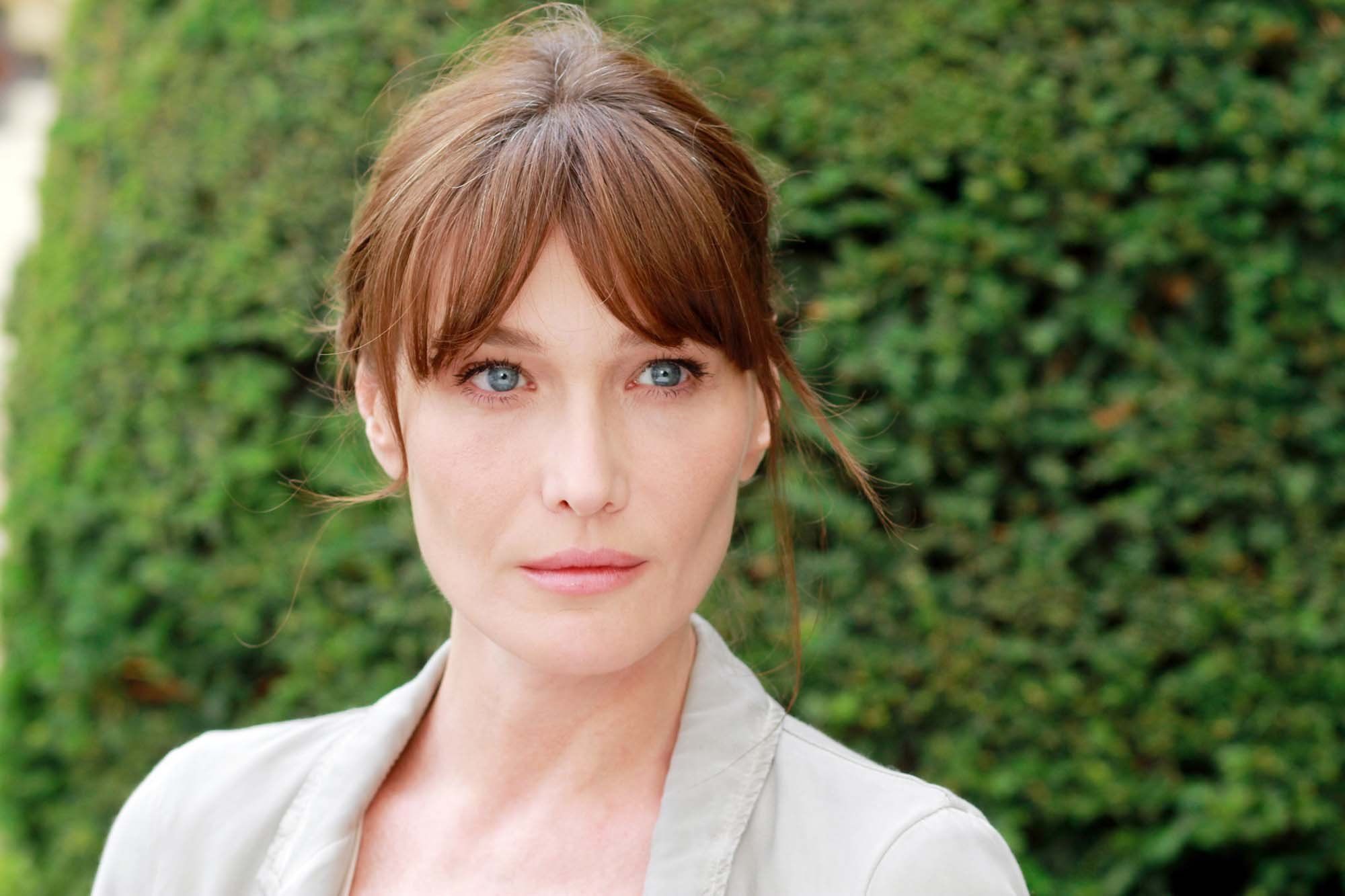 Carla Bruni évoque le jour où elle a appris que l'homme qui l'a élevé n'était pas son père biologique