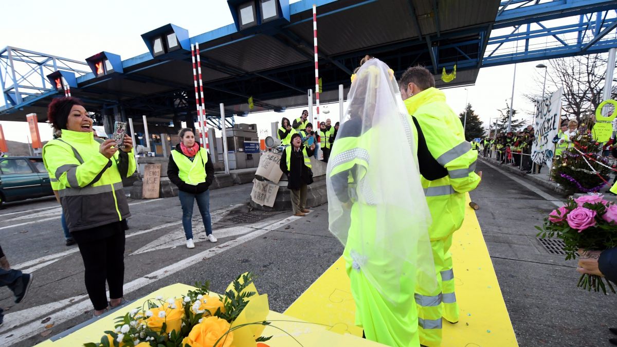 Deux gilets jaunes se marient 2 mois après s'être rencontrés lors d'une manifestation