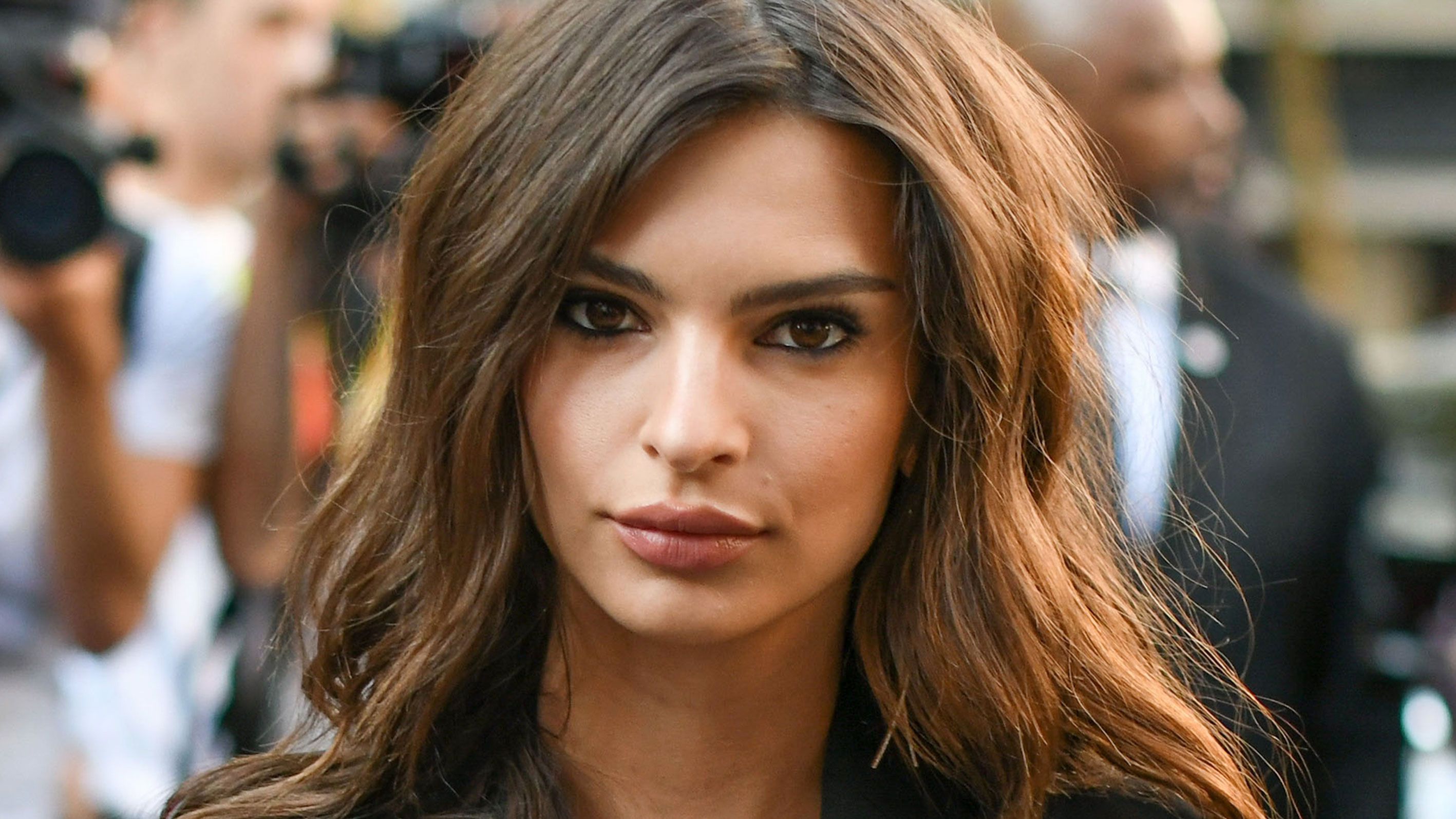 Emily Ratajkowski (encore) les fesses à l'air sur Instagram !