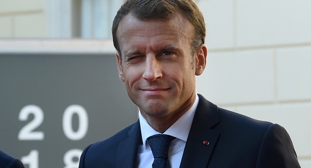 Emmanuel Macron épinglé : Cette &quot;biographie non autorisée&quot; qui risque de faire très mal