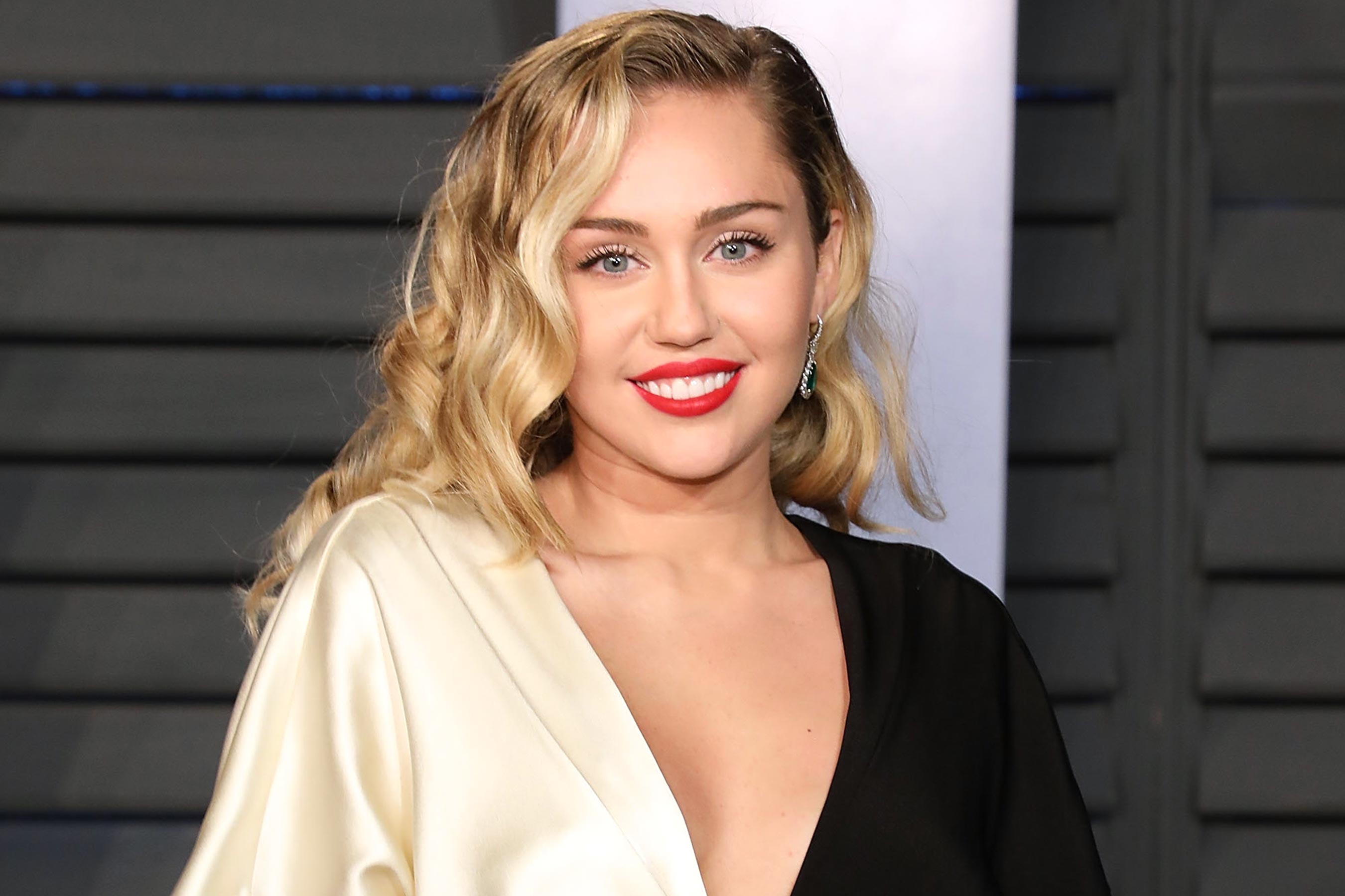 Grammys 2019 : Miley Cyrus se dévoile dans un incroyable ensemble transparent !